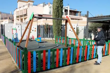 Atarfe renueva sus parques infantiles con nuevos columpios y mobiliario