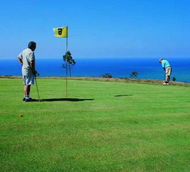 El Campo de Golf La Rasa de Berbes ofrece una experiencia única entre Picos de Europa y el mar Cantábrico