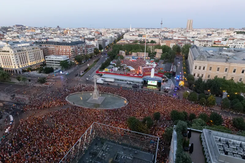 Madrid se prepara para la celebración de la Copa del Mundo con cortes de tráfico en Cibeles