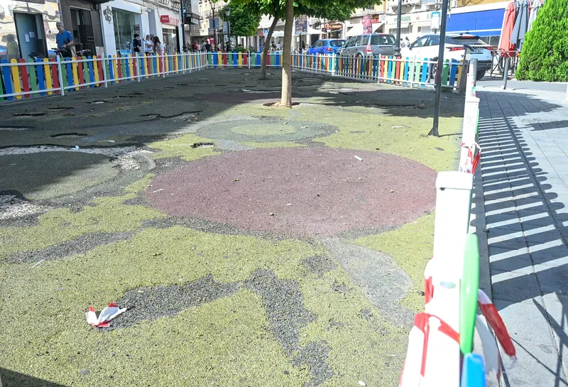 Tomelloso renueva la zona de juegos de la Plaza de España con nuevos elementos y suelo de caucho