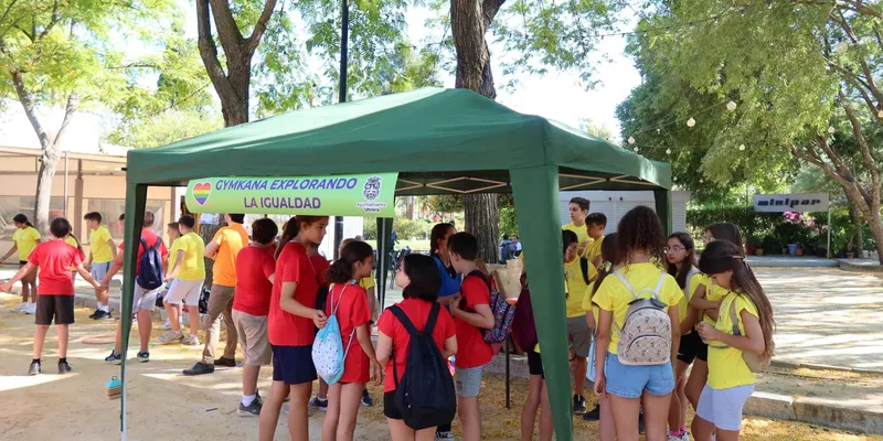 Utrera celebra el Día contra la Homofobia con un Arcoíris Humano de 200 escolares
