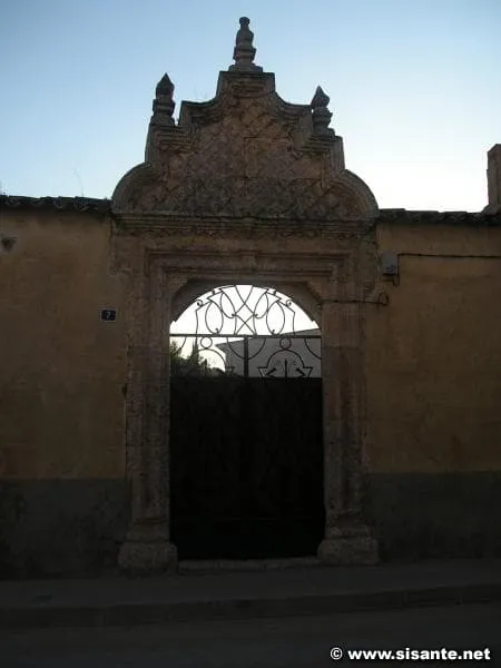 La Casa Moya Gaudencio en Sisante, un vestigio manchego con singular portada