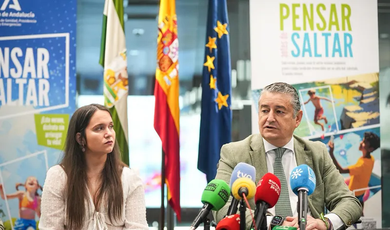 Junta de Andalucía lanza campaña 'Pensar antes de saltar' para prevenir lesiones en piscinas