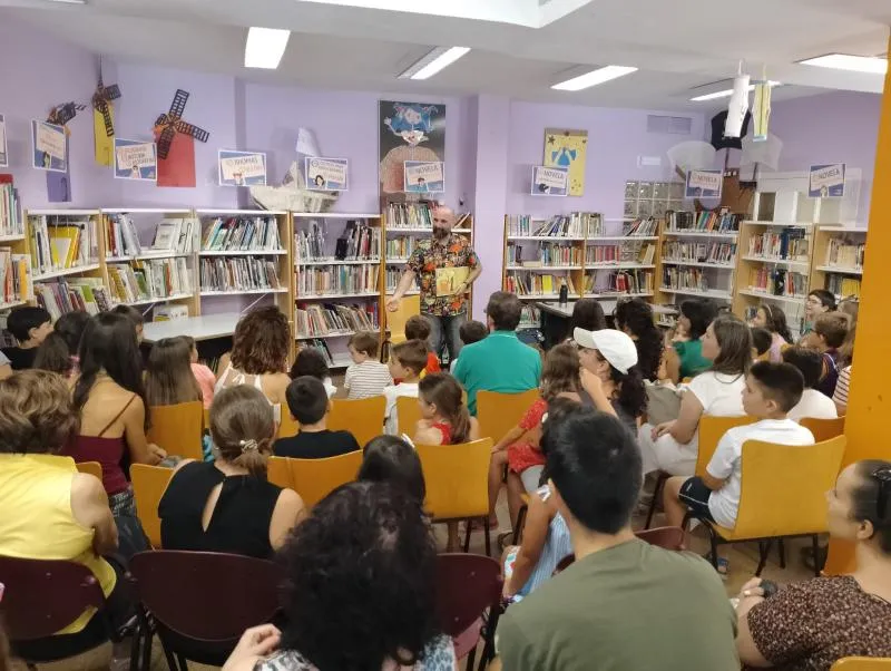 Juan Villén cautiva a Daimiel con cuentos de animales en la Biblioteca Municipal