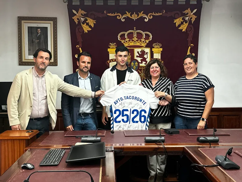 Fran Sabina, del CD Tenerife, recibe homenaje en el Ayuntamiento de Tacoronte