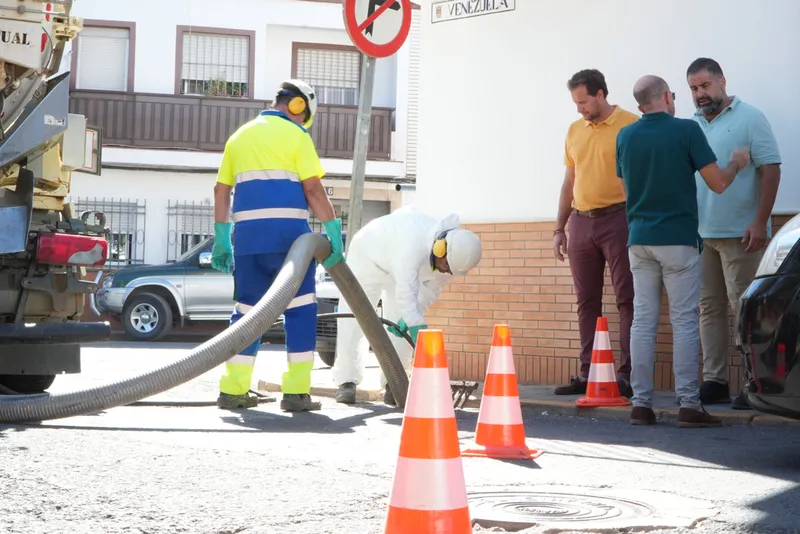 Cartaya refuerza su infraestructura urbana con la limpieza de imbornales