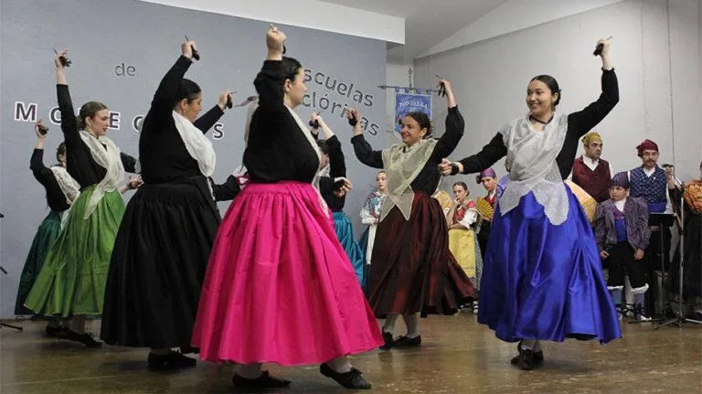 La jota aragonesa resuena en Sena con el encuentro de ocho escuelas de Los Monegros