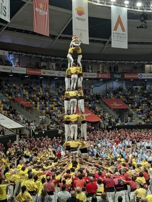 Los Castellers de Castelldefels hacen historia al coronar un 3d8 en el Concurs de Castells
