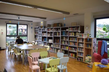 La Biblioteca de Mortera amplía su catálogo con novedades literarias y ajusta su horario de verano