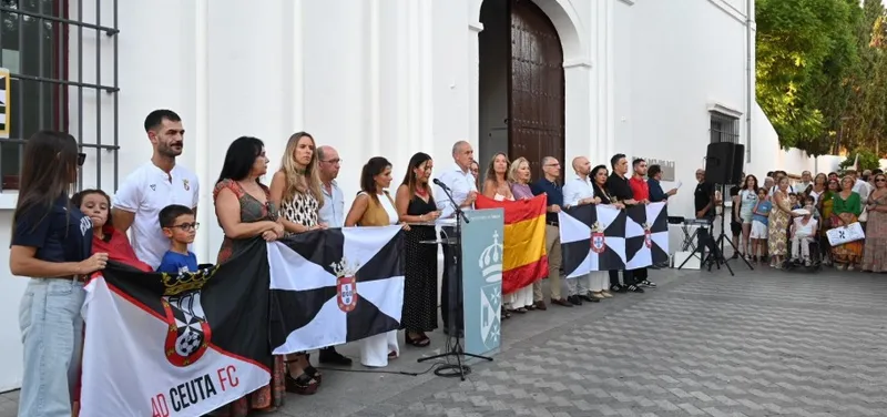 Tomares expresa su apoyo a Ceuta en una concentración masiva