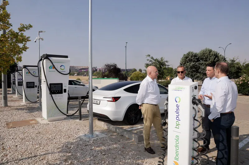 Valladolid estrena la mayor estación de recarga ultrarrápida de Iberdrola | bp pulse