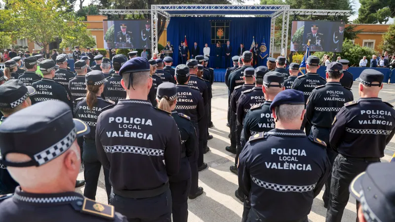 València condecora a 157 agentes de Policía Local y 18 colaboradores externos