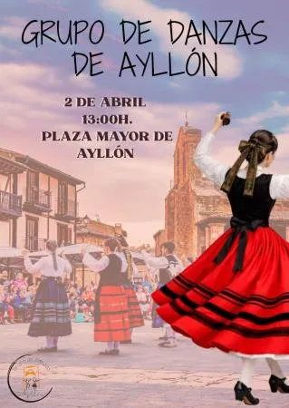 El Grupo de Danzas de Ayllón celebra su espectáculo de danzas regionales en la Plaza Mayor