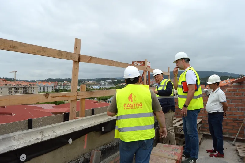 Sanxenxo avanza en la reforma del edificio multiusos de Portonovo con fachada y cubierta renovadas