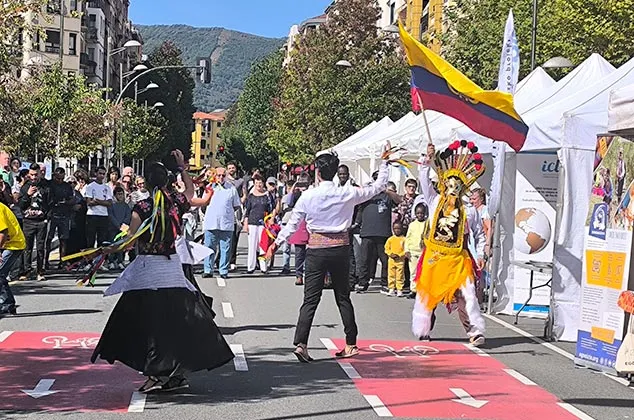 Irun celebra la feria 'Irun con el mundo' para fomentar la cooperación y el comercio justo