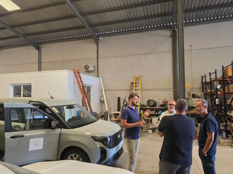 Lorca amplía su flota municipal con dos nuevos vehículos para parques y jardines y el servicio eléctrico