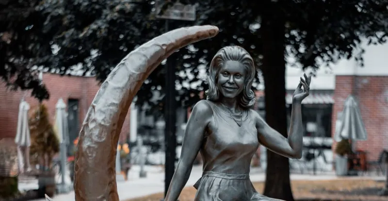 Descubre la estatua de Samantha de "Embrujada" en Salem
