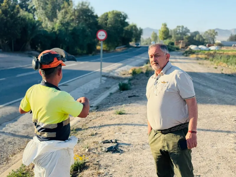 Lorca despliega brigadas manuales para desbrozar carriles bici y pedanías antes de julio