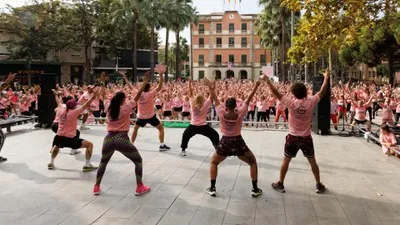 Castelldefels se tiñe de rosa para conmemorar el Día Mundial contra el Cáncer de Mama
