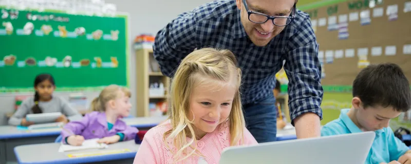 Arnes amplía sus servicios educativos con herramientas digitales y equipamiento para podcasts