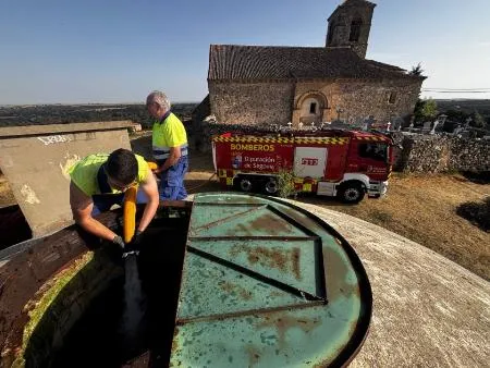 Bomberos de la Diputación de Segovia reponen 24.000 litros de agua en La Cuesta tras el incendio de Brieva