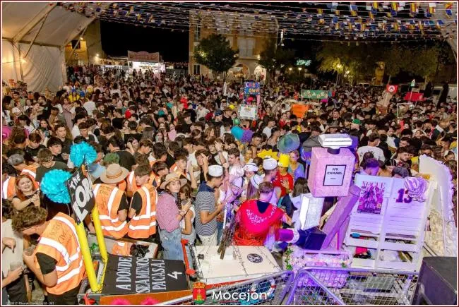 Mocejón arranca sus fiestas con un colorido desfile de carrozas y peñas