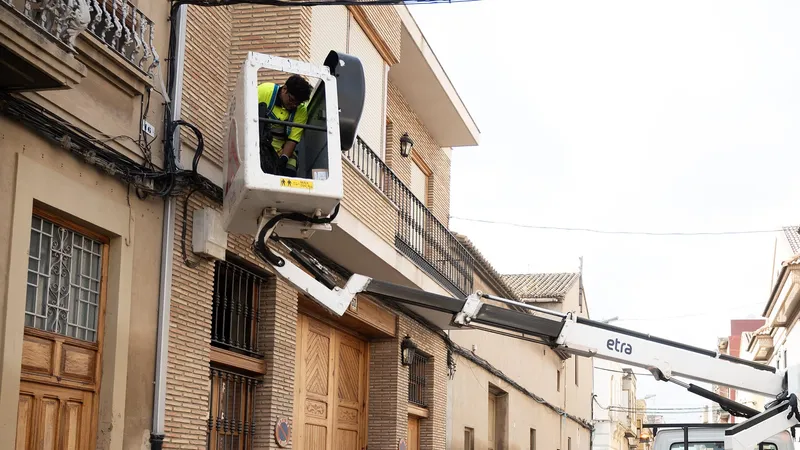 València renueva más de mil puntos de luz en pedanías afectadas por la DANA