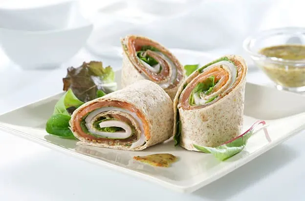 Prepara unos wraps exprés de pavo y salmón para un tentempié saludable