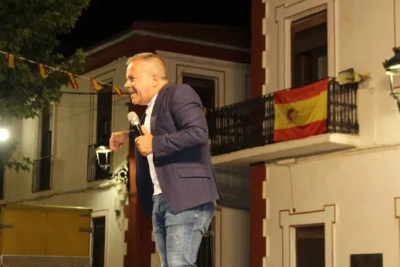 Gonzalo Jiménez triunfa con su humor en las Noches de Plaza de Pedro Muñoz