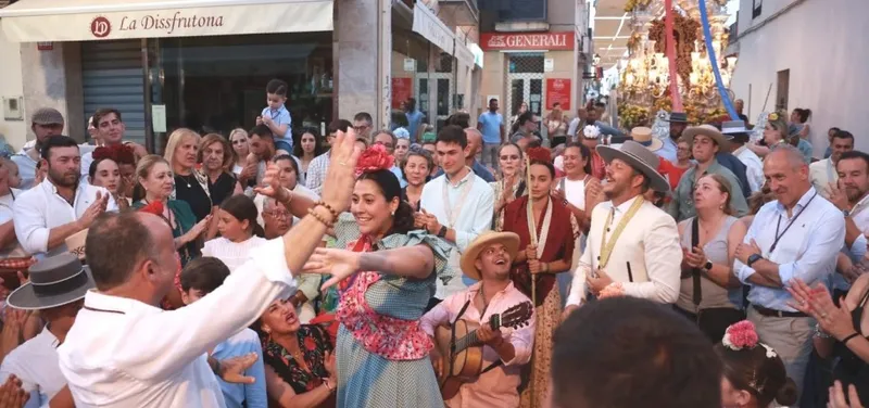 Tomares da la bienvenida a la Hermandad del Rocío a su regreso de la Blanca Paloma