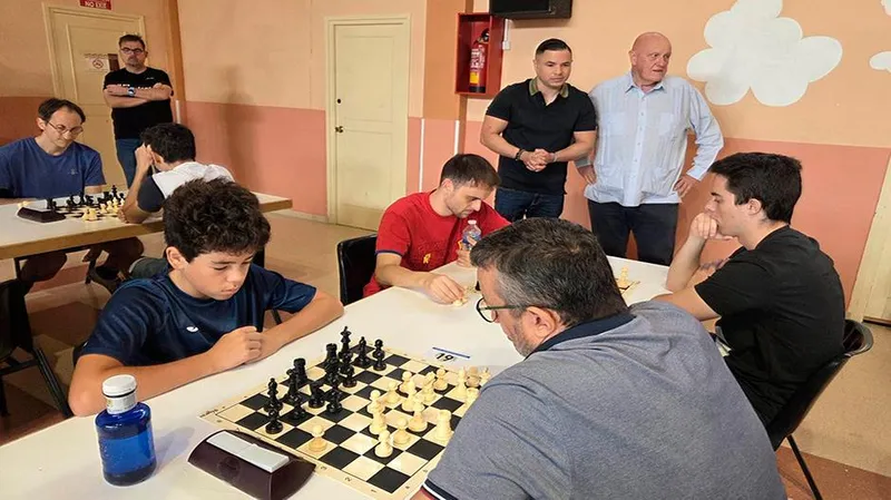 El campeón mundial de ajedrez ciego inspira en Alcubierre con su historia de superación