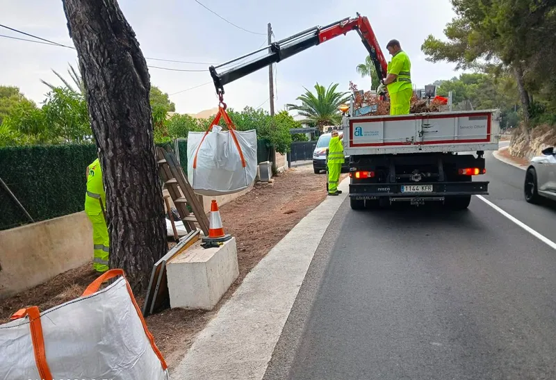 Diputación de Alicante refuerza la limpieza de carreteras para prevenir incendios forestales