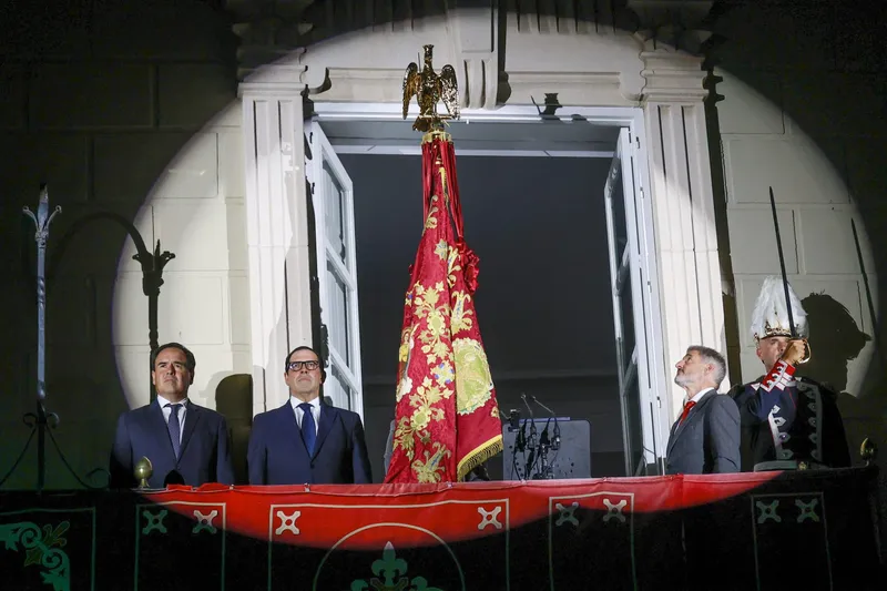 Orihuela celebra la noche de la Gloriosa Enseña del Oriol con miles de asistentes