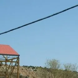 Espejón recupera la tradición del Mayo con un pino que une a la juventud