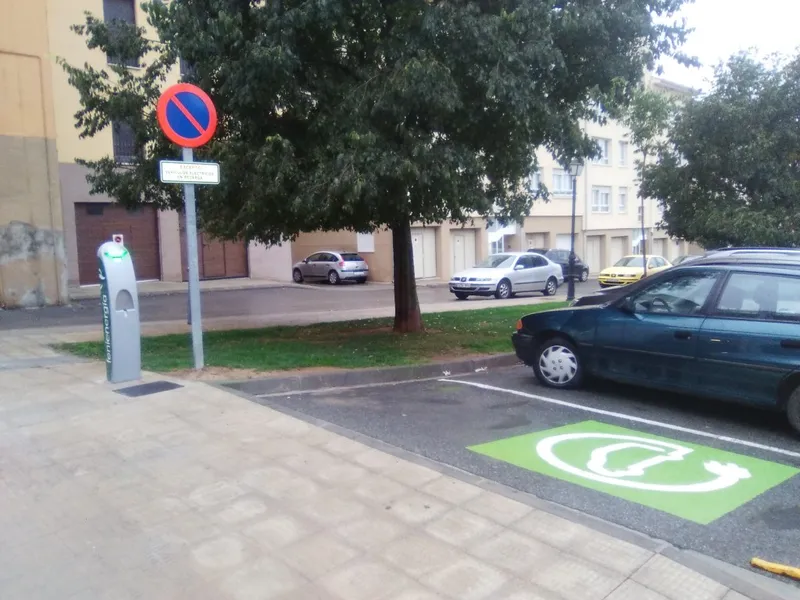 Viana habilita un punto de recarga gratuito para vehículos eléctricos
