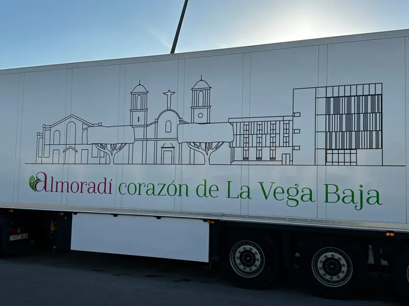 Almoradí proyecta su marca y alcachofa por Europa en tres camiones rotulados
