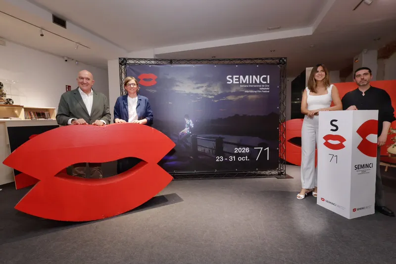Apichatpong Weerasethakul firma el cartel de la 71ª Seminci de Valladolid