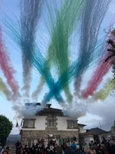 Petelos arranca la 53ª Festa da Rosa con actividades infantiles y el tradicional lanzamiento del cohete