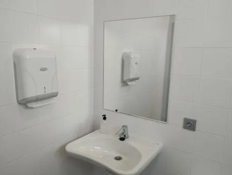 Bargas mejora el Centro Cívico con la instalación de espejos en baños y vestuarios