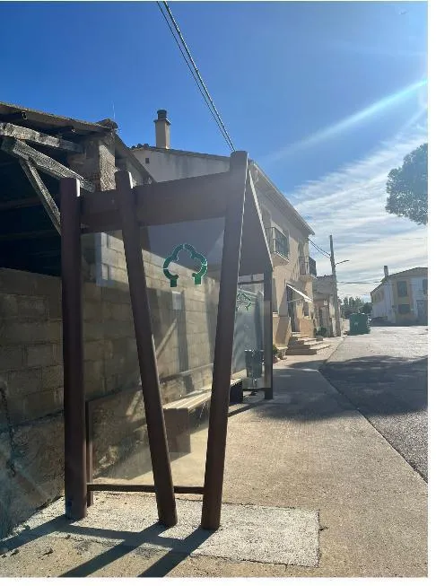 Monflorite-Lascasas instala una marquesina para la parada del autobús escolar con ayuda provincial