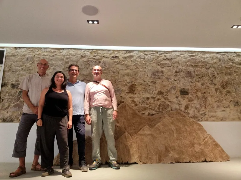 Alfondeguilla recibe una escultura que fusiona arte y naturaleza
