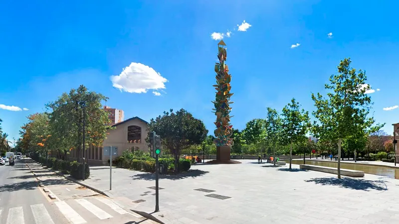 València acoge 'El Monolito' de Manolo Valdés en el Parc Central