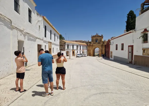 Carmona renueva la calle Dolores Quintanilla para mejorar el acceso a la Puerta de Córdoba