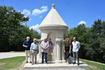 Alumnado de Cantería de Galicia crea un templete de granito para la Insua dos Poetas