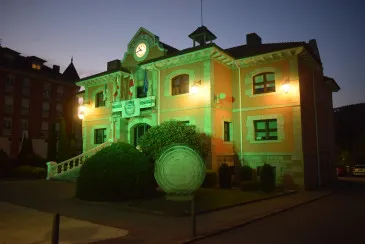 Piélagos ilumina de verde su fachada por el Día contra el Abuso y Maltrato en la Vejez