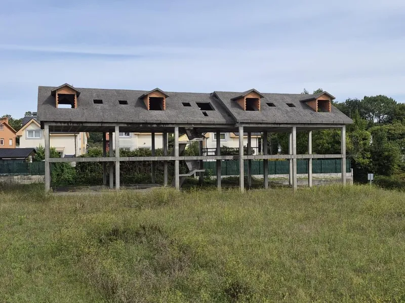 Oleiros inicia el derribo de un edificio inacabado en Iñás