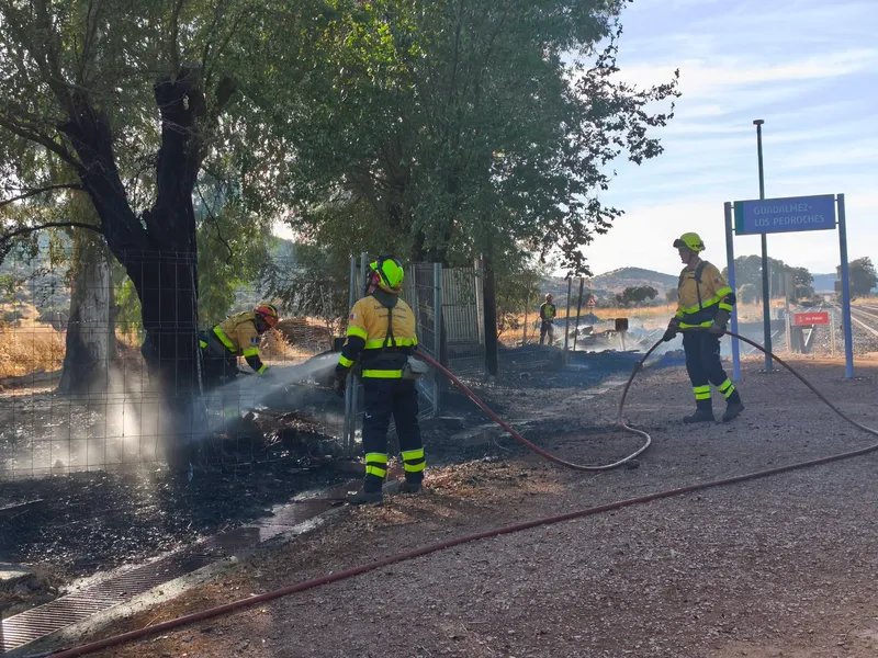 Incendio controlado en la estación de tren de Guadalmez-Los Pedroches