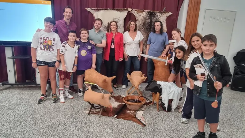 Valdepeñas acerca la artesanía tradicional del botero a los escolares