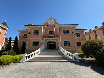 Piélagos ondea la bandera arcoíris en apoyo al Día del Orgullo LGBTI+