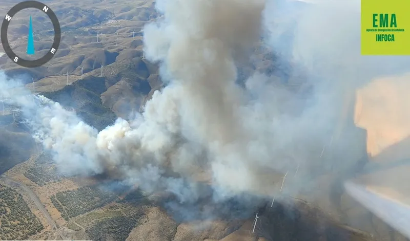 El Plan Infoca se eleva a fase de emergencia por un incendio en Las Tres Villas (Almería)